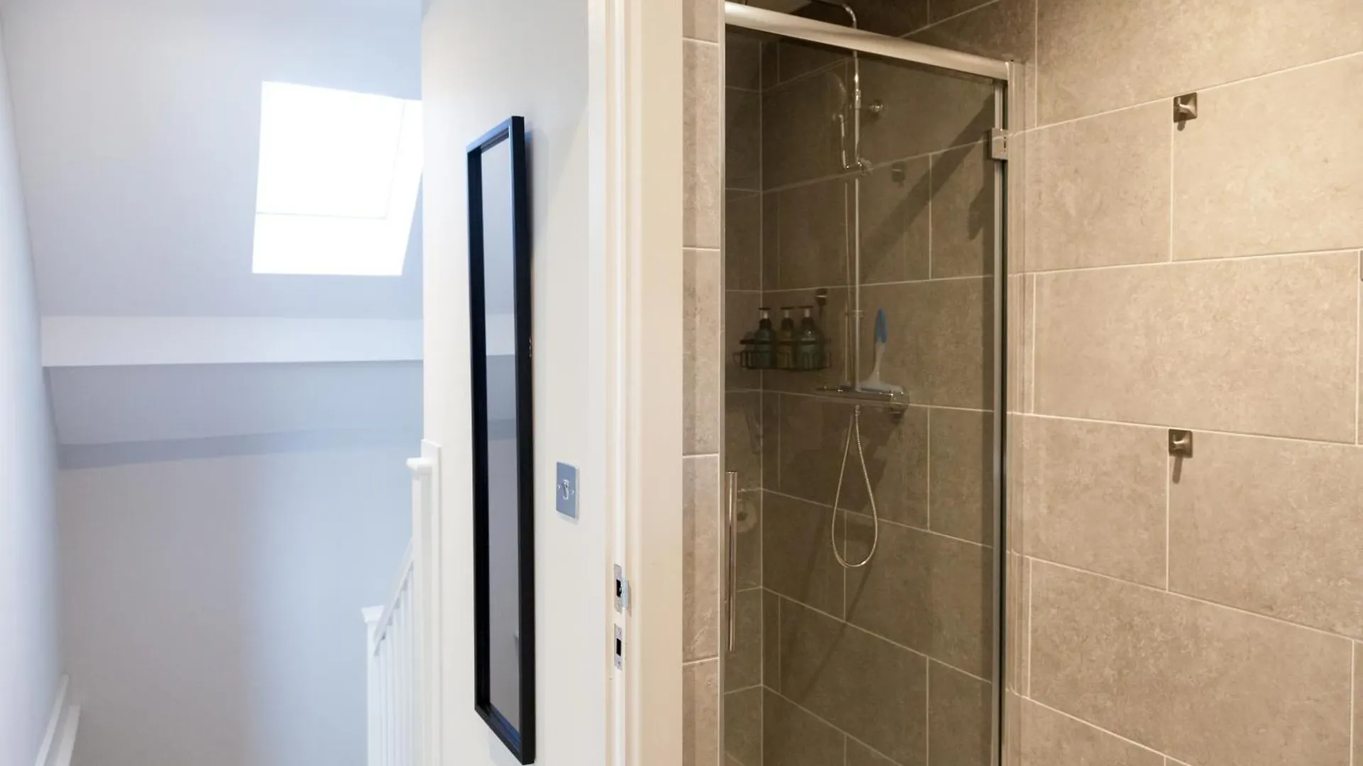 1 Bedroom Flat - Long Term Stay Rates-Contractors-Professionals-Relocation Leeds