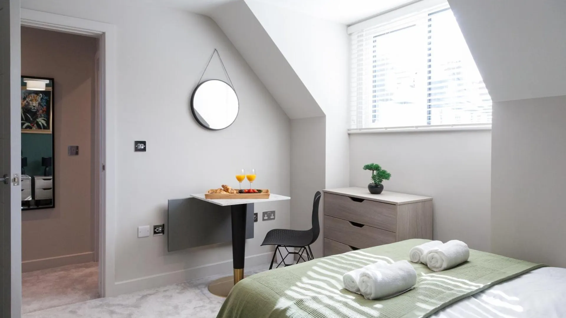 1 Bedroom Flat - Long Term Stay Rates-Contractors-Professionals-Relocation Leeds  Apartment