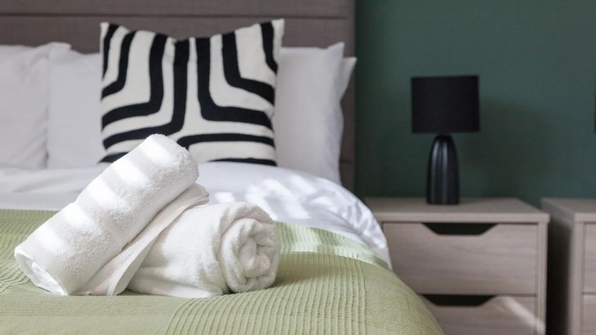 1 Bedroom Flat - Long Term Stay Rates-Contractors-Professionals-Relocation Leeds